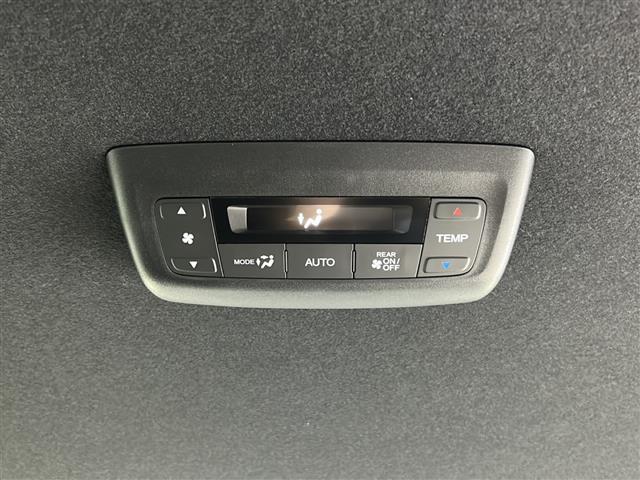 【Wエアコン（後席エアコン）】エアコンが前席に加え、後部座席用にも独立して設置されていており、暑い夏でも寒い冬でも、車内に快適な空気を届けるので、いつでも快適な車内空間を創り上げます！