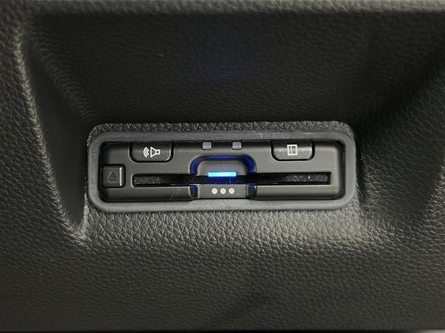 【ETC】有料道路を利用する際に料金所で停止することなく通過できる、ETC車載器（ノンストップ自動料金収受システム機器）が装備されています。セットアップを行うことで利用可能になります。