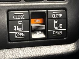 【両側パワースライドドア】スマートキーや運転席のスイッチで後席両側スライドドアの開閉が可能♪電動だから力を入れてドアを開ける必要が無く、小さなお子様でも簡単に開け閉めでき快適です♪