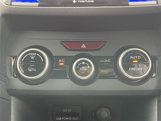 【フルオートエアコン】お好みの温度に設定しておくだけで車が風量を自動調整。