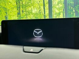 【12.3インチマツダコネクト】車内の雰囲気にマッチした大型ディスプレイ。スマホ接続でのナビ使用やBluetooth再生等、様々な機能が楽しめます。直感的なダイヤル操作が可能で、使い勝手も良好です。