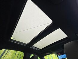 【サンルーフ】開放感たっぷりの希少装備、サンルーフが装着されています！車内に明かりを取り入れたり景色を楽しむ以外にも、車内の空気も簡単に換気できて快適です！
