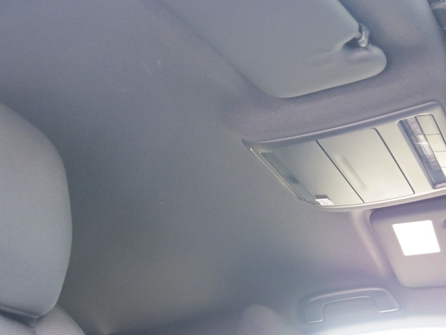 天井には気になる汚れやシミなどもなくきれいです！気持ち良く運転できますね！