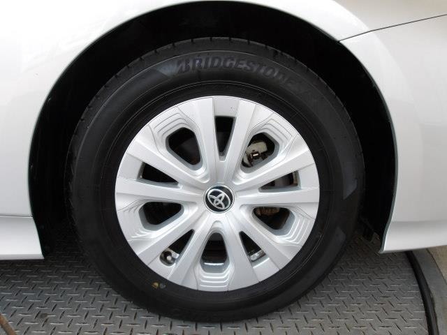 純正15インチアルミ！タイヤサイズは195/65R15です