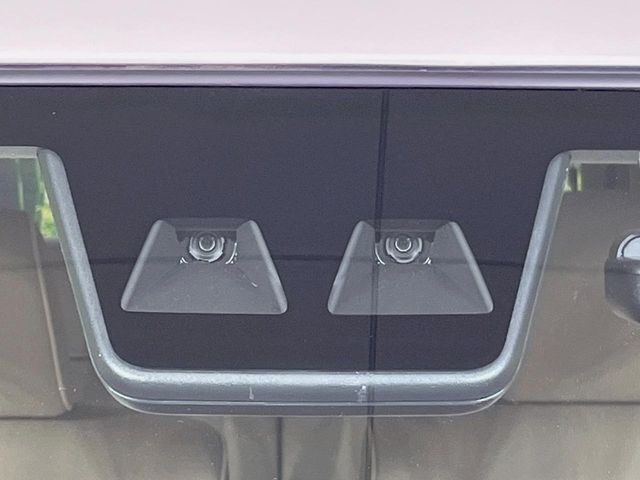 【スマートアシスト】走行中に前方の車両等を認識し、衝突しそうな時は警報とブレーキで衝突回避と被害軽減をアシスト。より安全にドライブをお楽しみいただけます。