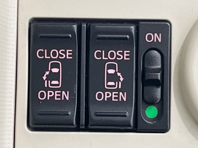 【両側パワースライドドア】スマートキーや運転席のスイッチで後席両側スライドドアの開閉が可能♪電動だから力を入れてドアを開ける必要が無く、小さなお子様でも簡単に開け閉めでき快適です♪