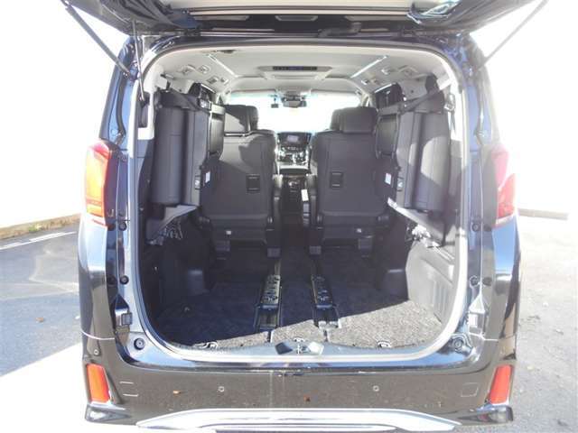 3列目シートを跳ね上げると広々とした荷室になります！　大きなものもバッチリ入りますよ！！