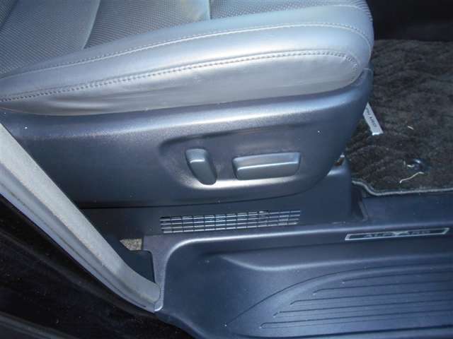 パワーシート付いています！　座る方に合わせて位置を微調整できます！！