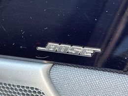 【BOSEサウンドシステム】メーカーオプションの高品位サウンドシステムを搭載。専用のチューニングが施された大小様々なスピーカーから良質なサウンドが奏でられ、臨場感あふれる音響空間を演出します。