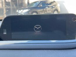 【8.8インチマツダコネクト】車内の雰囲気にマッチした大型のディスプレイ。スマホ接続でのナビ使用やBluetooth再生等、様々な機能が楽しめます。直感的なダイヤル操作が可能で、使い勝手も良好です。