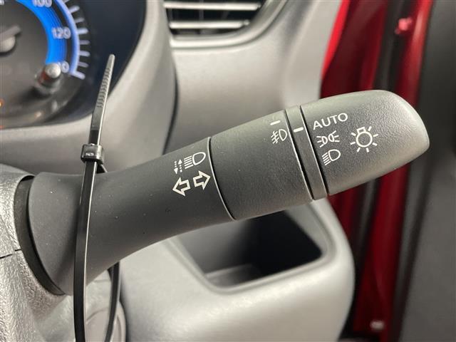 【オートライト（AUTO）】外の明るさをシステムが感知して、自動でヘッドライトが点灯します！ヘッドライトをつけ忘れを防ぐ便利機能です。