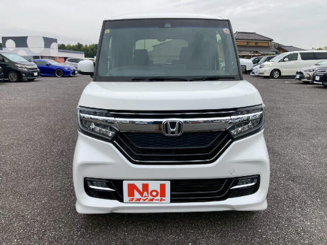 【当店のこだわり】入庫後のお車は選任スタッフによる細部清掃を実施しております。足回り、エンジンルーム、室内、室外を隅々まで綺麗にしております。展示車はピカピカです。全国配送も可能ですのでご相談下さい！