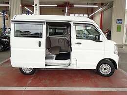 軽自動車専門店です。高年式、低走行、ワンオーナー車勢揃い！プロの大量一括仕入でコストダウンし、低価格を実現！！　まかせて安心。保険は損保ジャパン代理店。自社整備工場は近畿運輸局指定民間車検工場！！