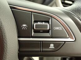 先行車との車間距離を保ちながら加速・減速してくれる「アダプティブクルーズコントロール」を装備しています。ロングドライブに最適ですね！