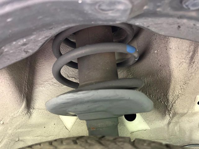 お車を安心してお乗りいただく為には、足回りの定期点検が欠かせません。サービスサポート（有償保証）では無料点検もご提供しており、安心のカーライフをお過ごしいただけるサポート体制が整っています。