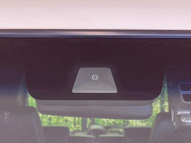【ホンダセンシング】走行中に前方の車両等を認識し、衝突しそうな時は警報とブレーキで衝突回避と被害軽減をアシスト。より安全にドライブをお楽しみいただけます。