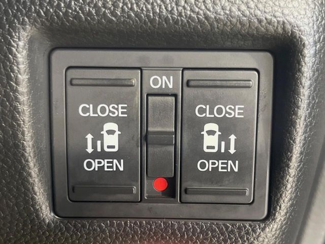 【両側パワースライドドア】スマートキーや運転席のスイッチで後席両側スライドドアの開閉が可能♪電動だから力を入れてドアを開ける必要が無く、小さなお子様でも簡単に開け閉めでき快適です♪