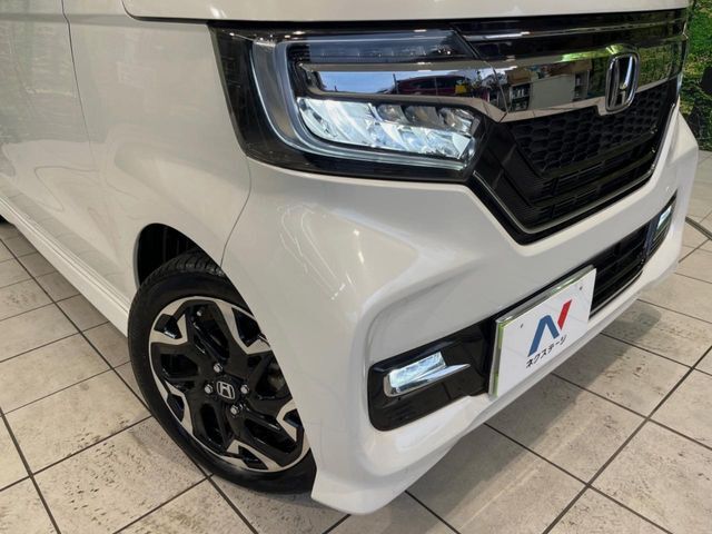 【LEDヘッドライト】悪天候や夜間走行時も良好な視界を確保し安心して運転できる高輝度LEDヘッドライトを装備！点灯速度が早く、消費電力も抑えられています。