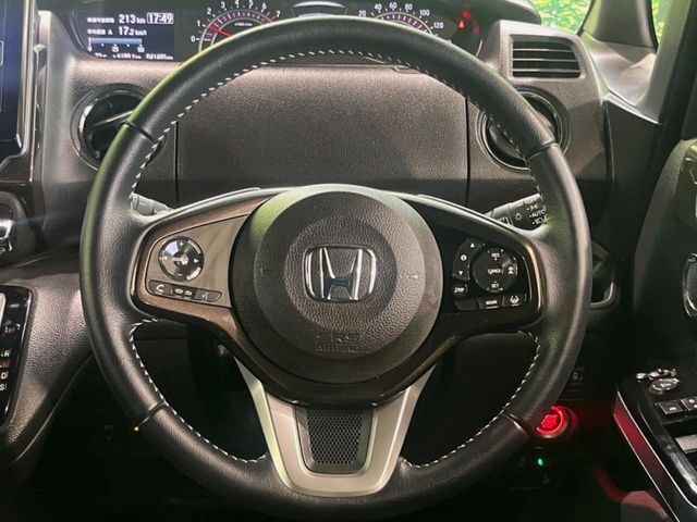 【純正革巻きステアリング】上質な革を使用することで、手にしっかり馴染みとても運転しやすいハンドルです♪