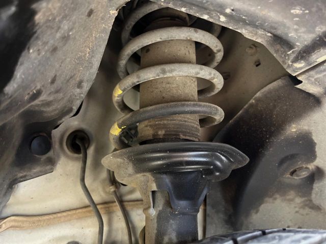 お車を安心してお乗りいただく為には、足回りの定期点検が欠かせません。サービスサポート（有償保証）では無料点検もご提供しており、安心のカーライフをお過ごしいただけるサポート体制が整っています。