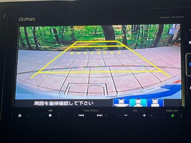 【バックカメラ】駐車時に後方がリアルタイム映像で確認できます。大型商業施設や立体駐車場での駐車時や、夜間のバック時に大活躍！運転スキルに関わらず、今や必須となった装備のひとつです！