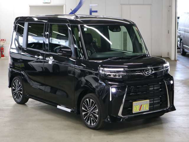 雨が降ってもゆったりと車選びができる全天候型立体展示場！エスカレーター完備！