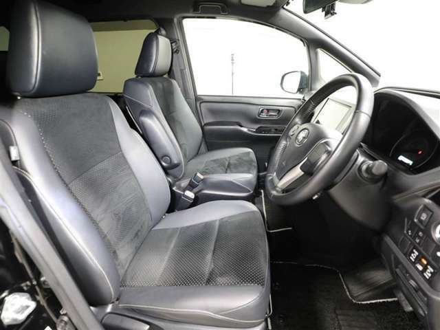 ゆったり室内で運転もしやすいです♪使い勝手の良い配置も考えられています！！