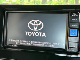 【純正ナビ】人気の純正ナビを装備しております。ナビの使いやすさはもちろん、オーディオ機能も充実！キャンプや旅行はもちろん、通勤や買い物など普段のドライブも楽しくなるはず♪