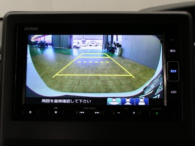 【バックカメラ】シフトを「R」の位置に入れると、自動的に画面がカメラ映像に切り替わり後方の視界をサポートする必須装備です！