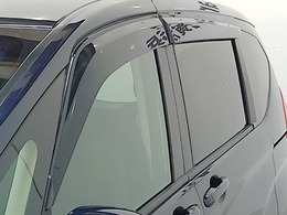 車内の空気の入れ替えだけでなく、雨天時の雨の入り込みや紫外線防止にも役立つドアバイザー装着済みです。