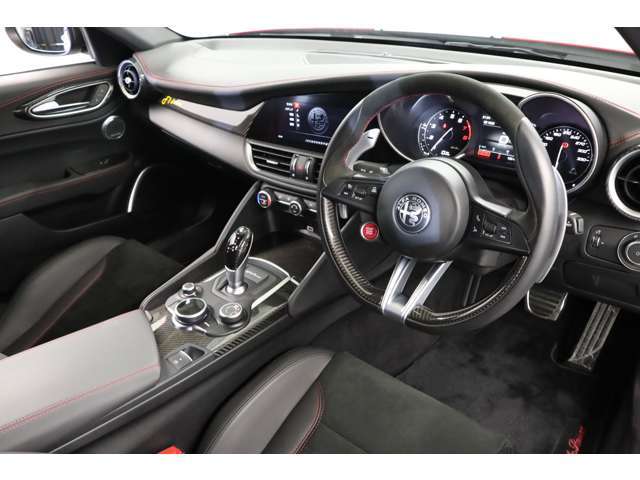 ＜専用装備＞・520ps仕様の専用チューンドV6ツインターボエンジン・アクラポヴィッチ製チタンマフラー（軽量＆高音質）
