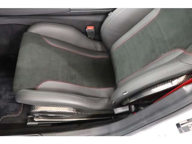 運転席同様助手席もコンデションは良好で、車内の気になる匂いもありません。弊社のクリーニング専門工場にてシートコーティングや除菌も承りますので、より清潔な状態でご納車いたします。