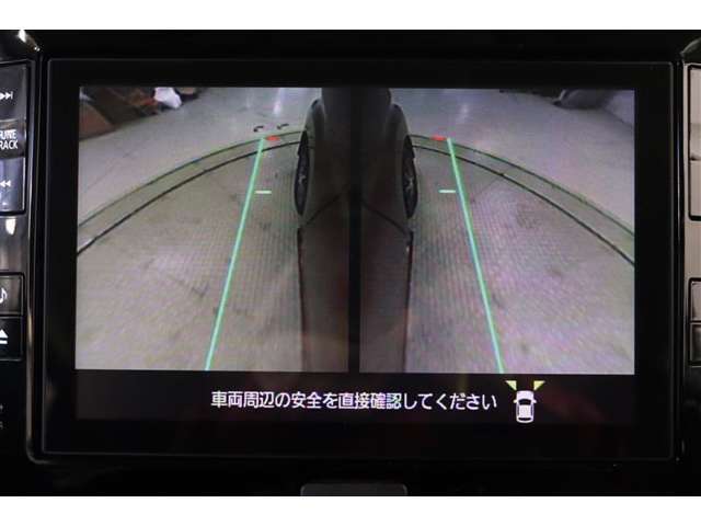 左右側面カラーモニターも装備。駐車枠や隣のクルマなど周囲との位置関係がよくわかり、駐車しやすいですよ。運転席からは目視できない助手席側の側面も見えますので、路肩に幅寄せする際なども安心です。