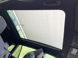 【ガラスルーフ】ガラスルーフ搭載で車内の解放感が一気にアップ！開放的なドライブをお楽しみいただけます。