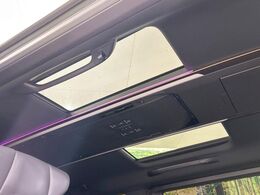 【左右独立ムーンルーフ】2列目左右席にそれぞれ配置されたガラスルーフ！日差しに合わせて片側だけシェードを閉めることも可能です！