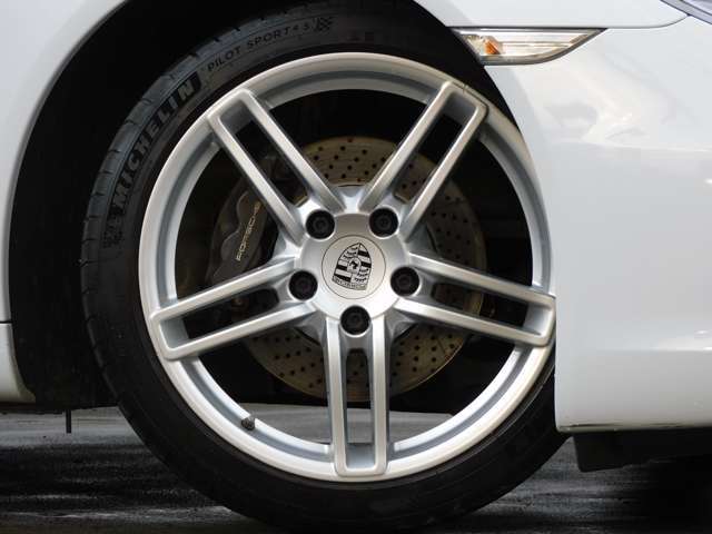 夜間の運転をサポートするバイキセノンヘッドライトも装備され