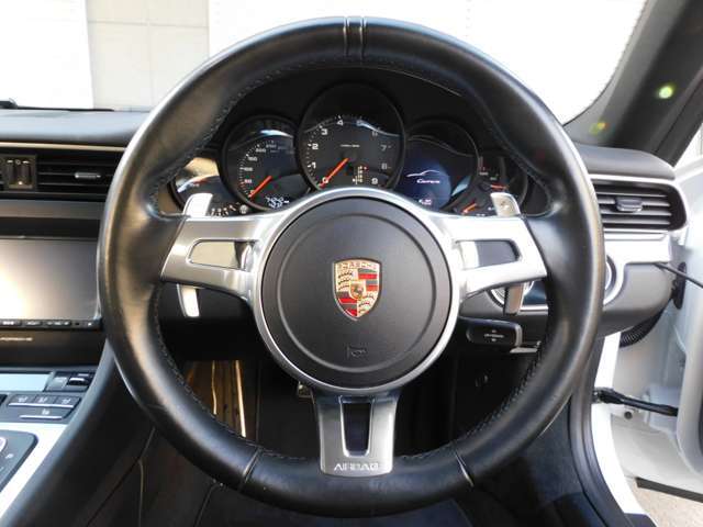 綺麗な外装色ホワイトに19インチカレラホイールがお洒落なエクステリアを演出！！