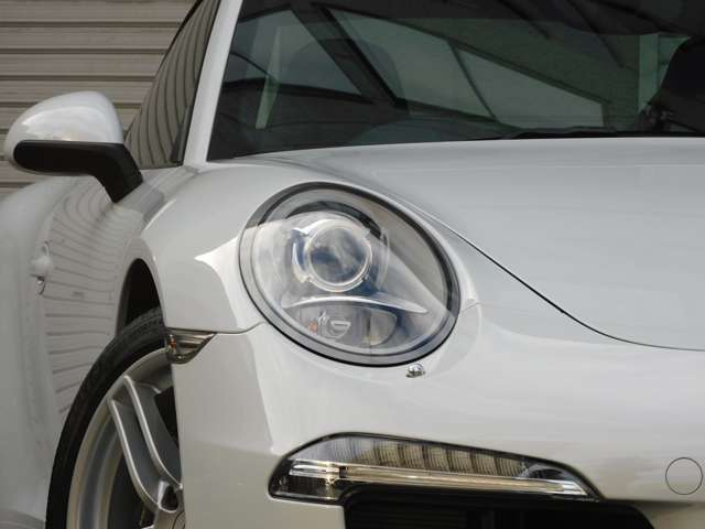 室内は使用感も少なく高級感漂うアルカンターラルーフライニング＆落ち着いたブラックレザーシートにシートヒーター、