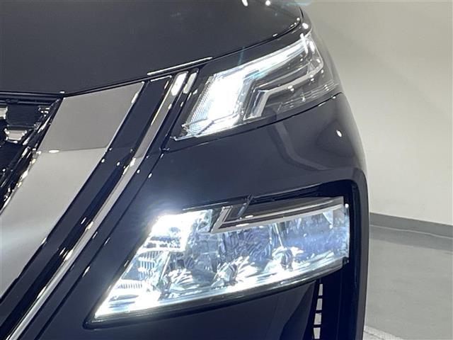 【オートLEDヘッドライト】オートライト機能で消し忘れなし。ハロゲンヘッドランプより明るく遠くを照射。視認性、スタイリッシュな白色光が魅力です。