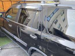 年式以上の傷やクリアハゲあります。ルーフ2か所にクリアハゲあります。