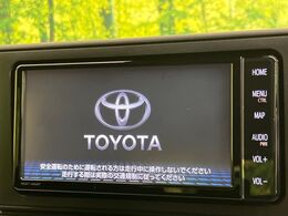 【純正ナビ】人気の純正ナビを装備しております。ナビの使いやすさはもちろん、オーディオ機能も充実！キャンプや旅行はもちろん、通勤や買い物など普段のドライブも楽しくなるはず♪