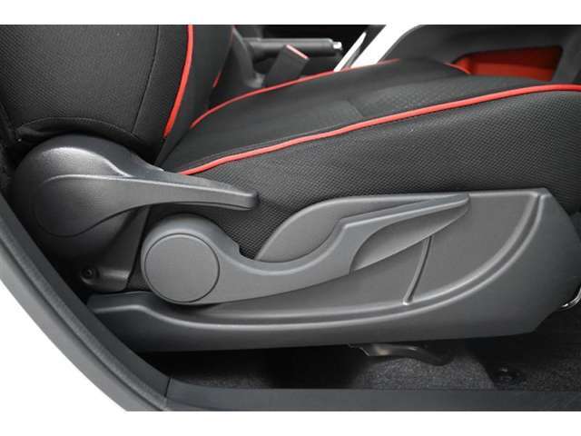 運転席リクライニング＋シート上下アジャスターレバーです。運転席シートの調節ができます。