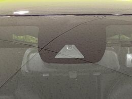 【トヨタセーフティセンス】走行中に前方の車両等を認識し、衝突しそうな時は警報とブレーキで衝突回避と被害軽減をアシスト。より安全にドライブをお楽しみいただけます。