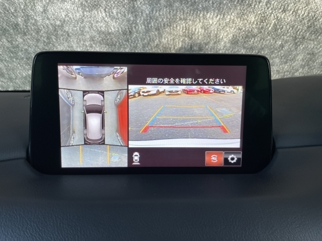 狭い場所での駐車やすれ違いなどでより的確な運転操作に役立つ360°ビューモニターが装備されています。