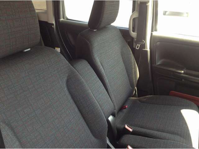 フロントベンチシートなので、運転席広々、助手席も広々！！