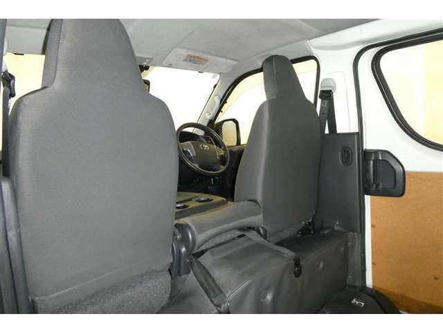 ゆとりある広々とした車内空間は、ドライブを始め買い物やレジャーなど、幅広く活躍します。一人でもみんなとでもお出かけを楽しみましょう！