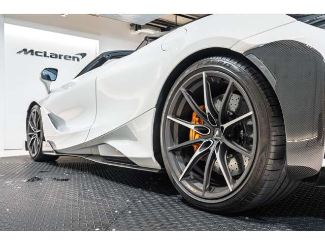 ブレーキシステムはカーボンファイバー製を採用しており、異次元の制動力を発揮します。