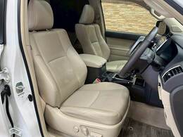 【レザーシート】ならではの高級感あふれる内装がこたわりのアイテム。見た目の高級感とより上質な座り心地をお楽しみください。