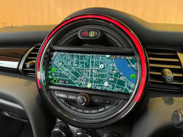 LIBERALAは輸入車と本を愛される方々に少しだけ上質な時間が過ぎていくように、落ち着きのある空間をご用意しております。あなたにぴったりな少しハイセンスな図書館に遊びにいらしてください。