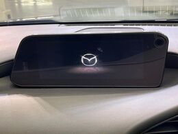 【純正8インチナビ】人気の純正ナビを装備しております。ナビの使いやすさはもちろん、オーディオ機能も充実！キャンプや旅行はもちろん、通勤や買い物など普段のドライブも楽しくなるはず♪